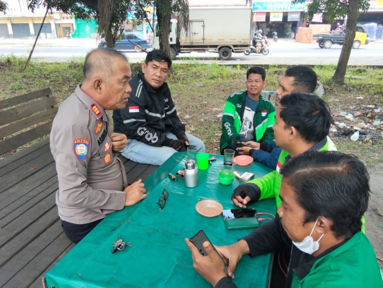 Satuan Binmas Polres Ogan Ilir melaksanakan kegiatan Cooling System dengan menyambangi komunitas pengemudi Grab di Terminal Timbangan, Kecamatan Indralaya Utara, Kabupaten Ogan Ilir, Kamis (12/03/2026).