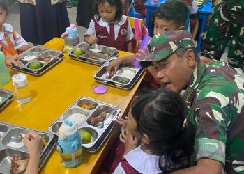 Pada Kamis, 12 Maret 2026, Danramil 03/Siantar Selatan Kodim 0207/Simalungun, Sugiharto, bersama unsur Forkopimcam Siantar Marimbun melaksanakan kegiatan monitoring distribusi program Makanan Bergizi Gratis (MBG).