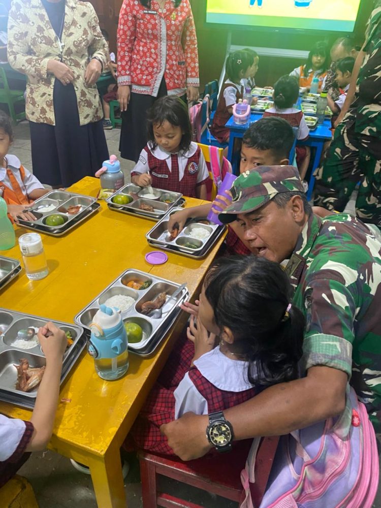 Pada Kamis, 12 Maret 2026, Danramil 03/Siantar Selatan Kodim 0207/Simalungun, Sugiharto, bersama unsur Forkopimcam Siantar Marimbun melaksanakan kegiatan monitoring distribusi program Makanan Bergizi Gratis (MBG).