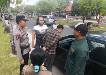 Personel Polresta Palangka Raya mendatangi lokasi kejadian perkara (TKP) dugaan tindak pidana pencurian dengan pemberatan (curat) dengan modus pecah kaca mobil yang terjadi di Jalan D.I. Panjaitan, Kelurahan Langkai, Kecamatan Jekan Raya, Kota Palangka Raya.
