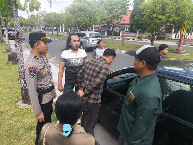 Personel Polresta Palangka Raya mendatangi lokasi kejadian perkara (TKP) dugaan tindak pidana pencurian dengan pemberatan (curat) dengan modus pecah kaca mobil yang terjadi di Jalan D.I. Panjaitan, Kelurahan Langkai, Kecamatan Jekan Raya, Kota Palangka Raya.