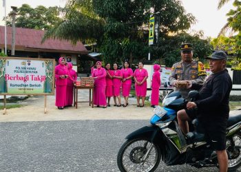 personel Polsek Hanau bersama Bhayangkari melaksanakan kegiatan pembagian takjil kepada masyarakat, Kamis (12/3/2026) sore.