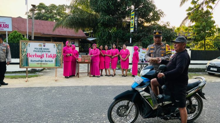 personel Polsek Hanau bersama Bhayangkari melaksanakan kegiatan pembagian takjil kepada masyarakat, Kamis (12/3/2026) sore.