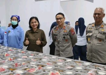Kapolres Sukamara melaksanakan kegiatan pengecekan proses penyajian Menu Makan Bergizi Gratis (MBG) sekaligus buka puasa bersama dengan menu MBG di SPPG Kemala Presisi Polres Sukamara, sebagai bentuk pengawasan terhadap kualitas makanan yang disiapkan bagi penerima manfaat, Rabu (11/03/2026) malam.