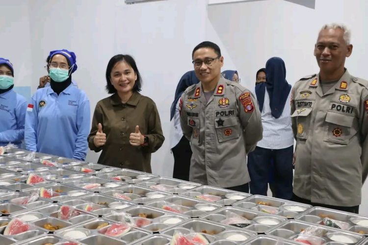 Kapolres Sukamara melaksanakan kegiatan pengecekan proses penyajian Menu Makan Bergizi Gratis (MBG) sekaligus buka puasa bersama dengan menu MBG di SPPG Kemala Presisi Polres Sukamara, sebagai bentuk pengawasan terhadap kualitas makanan yang disiapkan bagi penerima manfaat, Rabu (11/03/2026) malam.