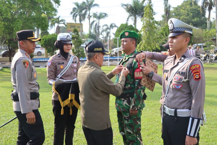 Polres Ogan Ilir melaksanakan Apel Gelar Pasukan Operasi Kepolisian Terpusat Ketupat 2026 dalam rangka pengamanan perayaan Hari Raya Idul Fitri 1447 Hijriah, Kamis (12/3/2026) sore di Lapangan Apel Mapolres Ogan Ilir.