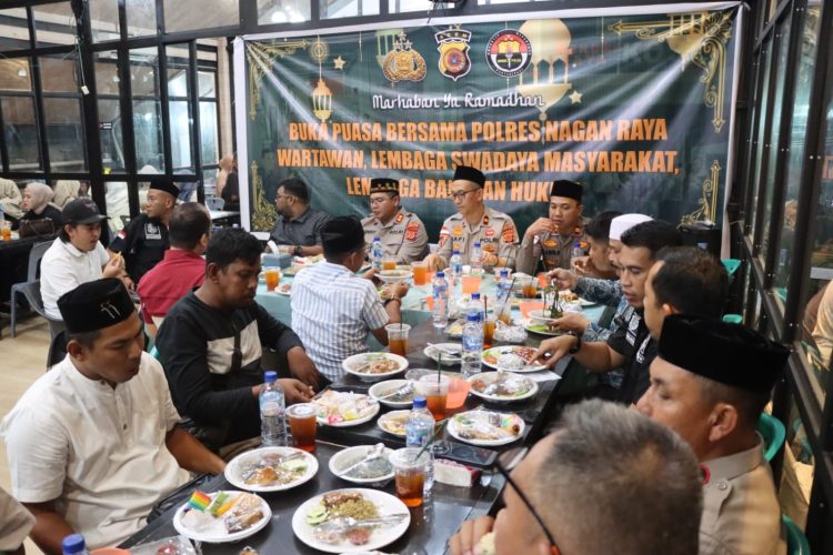 Polres Nagan Raya menggelar kegiatan buka puasa bersama dengan wartawan, Lembaga Swadaya Masyarakat (LSM) serta Lembaga Bantuan Hukum (LBH), yang berlangsung di Cafe Nyoe Coffee, Kecamatan Kuala, Kamis (12/3/2026) pukul 18.00 WIB.