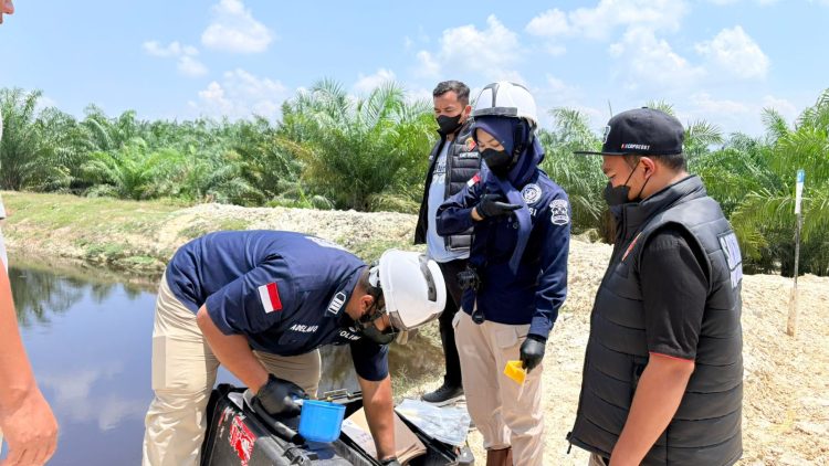 Tim dari Puslabfor Mabes Polri yang dipimpin oleh AKP Ade Laksono, S.H. selaku Paur Subbid Tokling Bidkimbiofor Puslabfor Mabes Polri melakukan pengambilan sampel limbah dengan didampingi oleh Sat Reskrim Polres Nagan Raya yang dipimpin Kasat Reskrim AKP Muhammad Rizal, S.E., S.H., M.H.