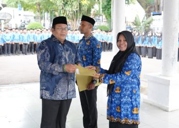 Penyerahan SK dilakukan secara simbolis oleh Wali Kota Sabang Zulkifli H. Adam di Halaman Kantor Wali Kota Sabang.