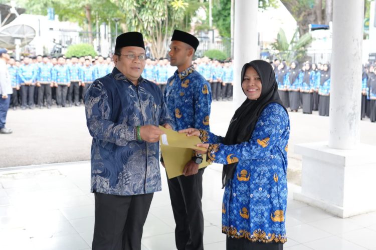 Penyerahan SK dilakukan secara simbolis oleh Wali Kota Sabang Zulkifli H. Adam di Halaman Kantor Wali Kota Sabang.