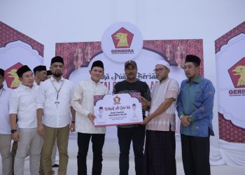 Ketua DPD Partai Gerindra Aceh, Fadhlullah, menghadiri kegiatan buka puasa bersama masyarakat korban banjir yang saat ini menempati hunian sementara (huntara) di Gedung MTQ Kabupaten Pidie Jaya, Selasa (10/3/2026).