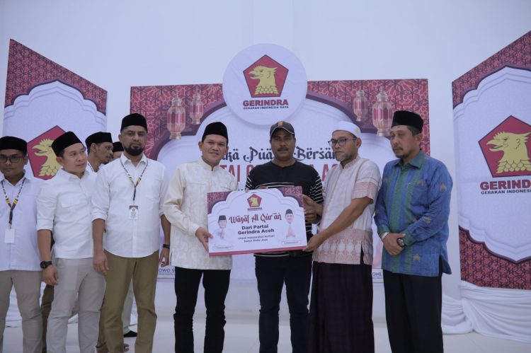 Ketua DPD Partai Gerindra Aceh, Fadhlullah, menghadiri kegiatan buka puasa bersama masyarakat korban banjir yang saat ini menempati hunian sementara (huntara) di Gedung MTQ Kabupaten Pidie Jaya, Selasa (10/3/2026).