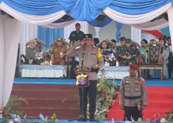 Kapolda Kalteng Irjen Pol Iwan Kurniawan, S.I.K., M.Si., memimpin apel Operasi Ketupat Telabang 2026 yang bertempat di Pangkalan Bun Park, Jl. HM. Rafi'i, Kel. Madurejo, Kec. Arut Selatan (Arsel), Kab. Kotawaringin Barat (Kobar), Prop. Kalteng, Kamis (12/3/2026) sore.