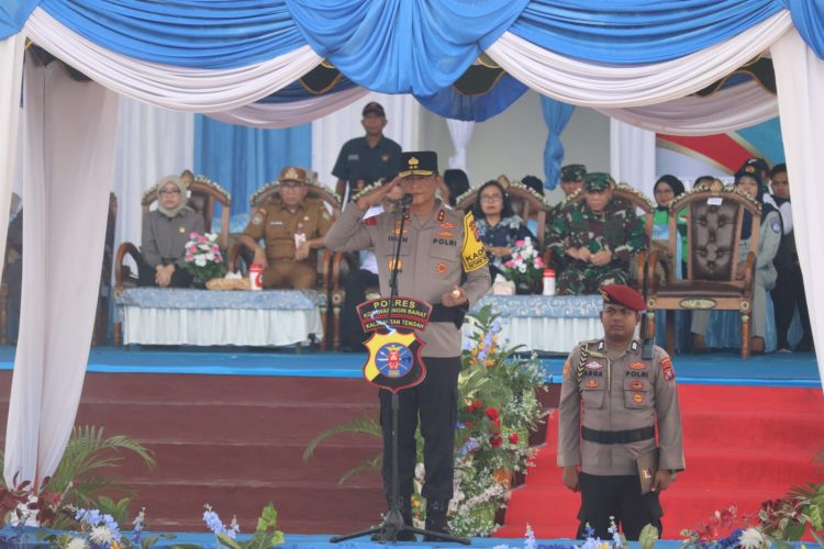 Kapolda Kalteng Irjen Pol Iwan Kurniawan, S.I.K., M.Si., memimpin apel Operasi Ketupat Telabang 2026 yang bertempat di Pangkalan Bun Park, Jl. HM. Rafi'i, Kel. Madurejo, Kec. Arut Selatan (Arsel), Kab. Kotawaringin Barat (Kobar), Prop. Kalteng, Kamis (12/3/2026) sore.