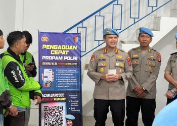 Personel Bidang Profesi dan Pengamanan (Bidpropam) Polda Kalimantan Tengah melaksanakan kegiatan berbagi takjil kepada masyarakat yang melintas di wilayah Kota Palangka Raya, Kamis, 12 Maret 2026.