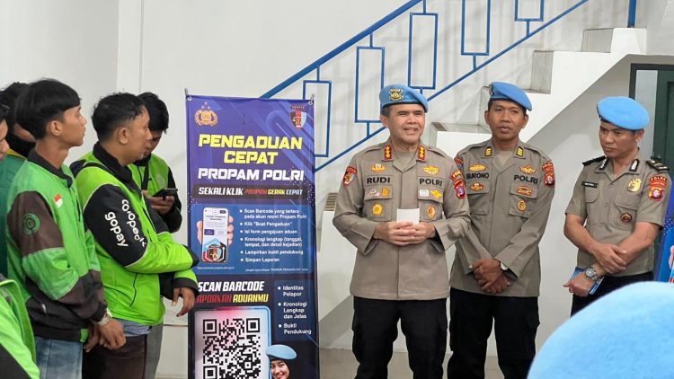 Personel Bidang Profesi dan Pengamanan (Bidpropam) Polda Kalimantan Tengah melaksanakan kegiatan berbagi takjil kepada masyarakat yang melintas di wilayah Kota Palangka Raya, Kamis, 12 Maret 2026.