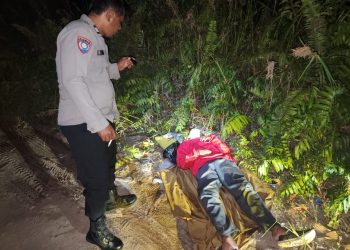 Personel Polsek Sabangau Polresta Palangka Raya bergerak cepat menindaklanjuti laporan masyarakat terkait temuan seorang pria yang tergeletak di pinggir Jalan Samuei atau Jalan Mahir Mahar Km 16, Kelurahan Kalampangan, Kecamatan Sabangau.