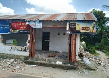 Satpol PP membongkar warung milik Lodewik Butar Butar yang berdiri di sempadan saluran Irigasi (Jumat 13 Maret 2026).