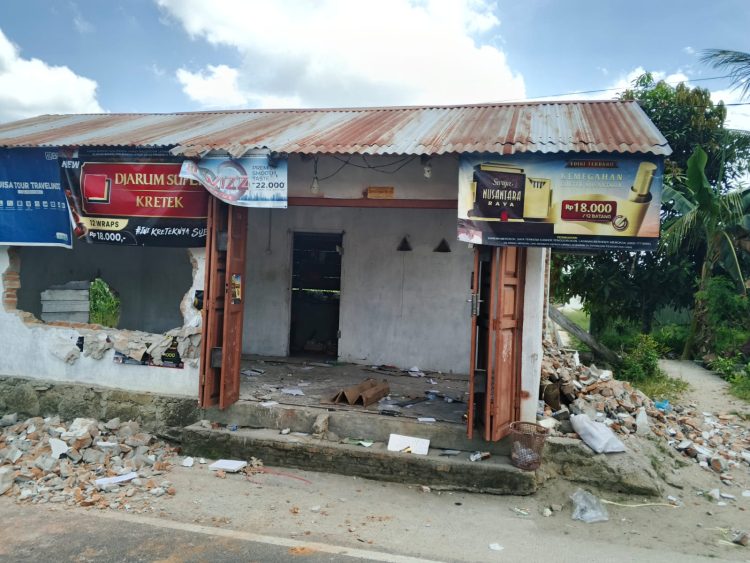 Satpol PP membongkar warung milik Lodewik Butar Butar yang berdiri di sempadan saluran Irigasi (Jumat 13 Maret 2026).
