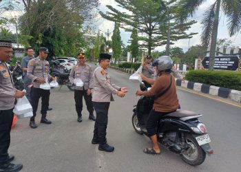 Polres Kotawaringin Timur (Kotim) untuk menyemarakkan Bulan Suci Ramadhan 1447 Hijriah/2026 Masehi, melaksanakan kegiatan Berbagi Takjil di depan Mapolres Kotim. Jl Jend Sudirman km 0 Sampit, Kamis sore (12/3/26).