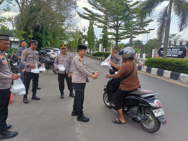 Polres Kotawaringin Timur (Kotim) untuk menyemarakkan Bulan Suci Ramadhan 1447 Hijriah/2026 Masehi, melaksanakan kegiatan Berbagi Takjil di depan Mapolres Kotim. Jl Jend Sudirman km 0 Sampit, Kamis sore (12/3/26).