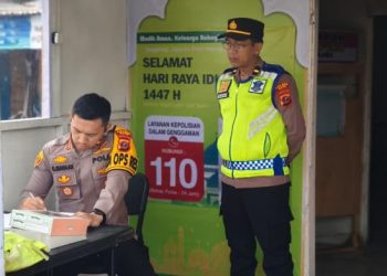 Kapolres Dairi AKBP Otniel Siahaan, S.I.K., M.I.K melaksanakan pengecekan langsung terhadap personel yang bertugas di Pos Pengamanan dan Pos Pelayanan dalam rangka Operasi Ketupat Toba 2026 untuk pengamanan Hari Raya Idul Fitri 1447 H, Jumat (13/3/2026).