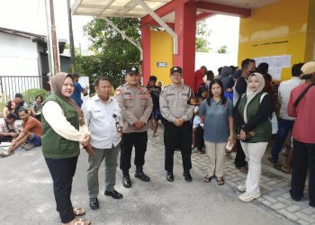 Pengamanan tersebut dilakukan oleh personel piket SPKT Polsek Bukit Batu guna memastikan kegiatan pembagian bantuan kepada masyarakat berjalan aman, tertib dan lancar.