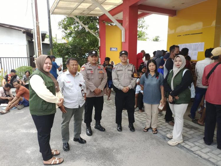 Pengamanan tersebut dilakukan oleh personel piket SPKT Polsek Bukit Batu guna memastikan kegiatan pembagian bantuan kepada masyarakat berjalan aman, tertib dan lancar.