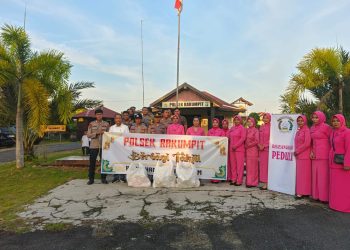 Polsek Rakumpit Polresta Palangka Raya melaksanakan kegiatan pembagian takjil kepada masyarakat yang melintas di depan Mapolsek Rakumpit.