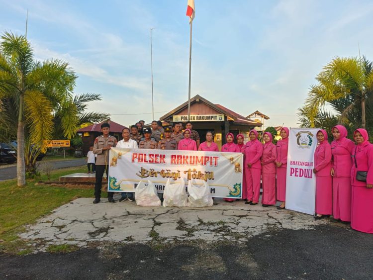 Polsek Rakumpit Polresta Palangka Raya melaksanakan kegiatan pembagian takjil kepada masyarakat yang melintas di depan Mapolsek Rakumpit.