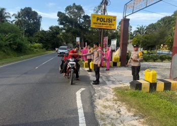 Polsek Bukit Batu Polresta Palangka Raya bersama Bhayangkari Ranting Bukit Batu melaksanakan kegiatan pembagian takjil kepada para pengendara yang melintas.