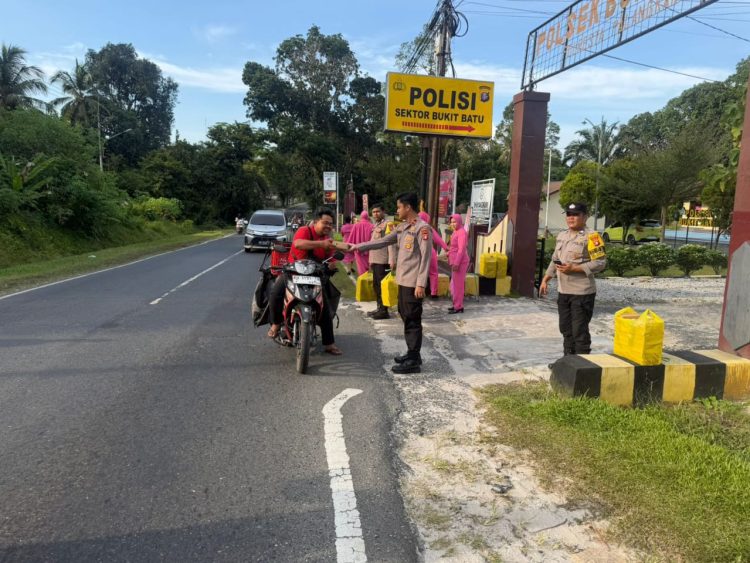 Polsek Bukit Batu Polresta Palangka Raya bersama Bhayangkari Ranting Bukit Batu melaksanakan kegiatan pembagian takjil kepada para pengendara yang melintas.