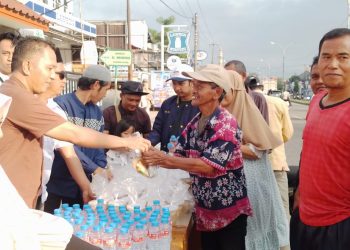 Ketua Karang Taruna Kelurahan Ciriung Ridwan Purwanto,SE.,MM membagikan takjil kepada warga yang melintas.
