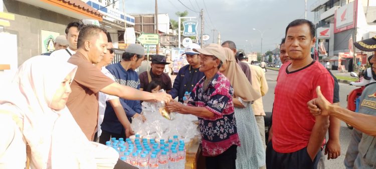 Ketua Karang Taruna Kelurahan Ciriung Ridwan Purwanto,SE.,MM membagikan takjil kepada warga yang melintas.