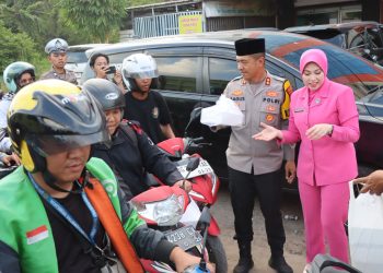 Polres Ogan Ilir bersama Bhayangkari Cabang Ogan Ilir menggelar kegiatan pembagian takjil kepada masyarakat yang melintas di kawasan Taman Pancasila, Jalan Lintas Tengah Palembang–Prabumulih, Jumat (13/3/2026) sore.