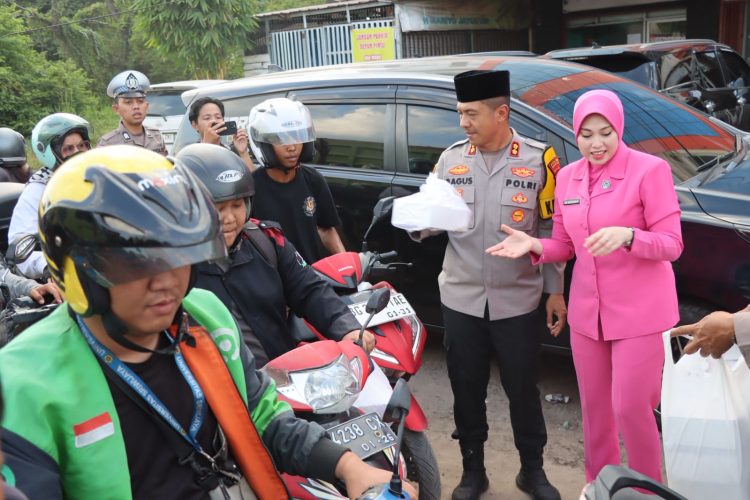 Polres Ogan Ilir bersama Bhayangkari Cabang Ogan Ilir menggelar kegiatan pembagian takjil kepada masyarakat yang melintas di kawasan Taman Pancasila, Jalan Lintas Tengah Palembang–Prabumulih, Jumat (13/3/2026) sore.