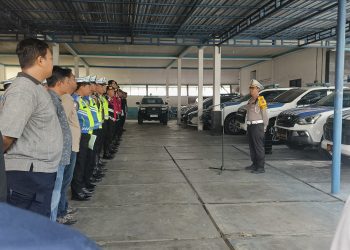 Direktur Lalu Lintas Polda Kalimantan Tengah, Kombes Pol Yusep Dwi P. memimpin apel pagi personel Operasi Ketupat Telabang 2026 yang digelar di Halaman Ditlantas, Mapolda setempat, Sabtu (14/3/2026).
