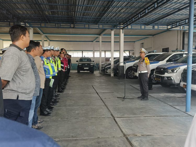 Direktur Lalu Lintas Polda Kalimantan Tengah, Kombes Pol Yusep Dwi P. memimpin apel pagi personel Operasi Ketupat Telabang 2026 yang digelar di Halaman Ditlantas, Mapolda setempat, Sabtu (14/3/2026).