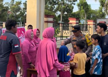 Polres Seruyan Personel Polsek Seruyan Hilir bersama Bhayangkari melaksanakan kegiatan pembagian takjil kepada masyarakat di wilayah Kecamatan Seruyan Hilir, Kabupaten Seruyan, Sabtu (14/3/2026) sore. Kegiatan yang berlangsung mulai pukul 16.30 WIB ini dipimpin langsung oleh Kapolsek Seruyan Hilir, IPTU Pramono.