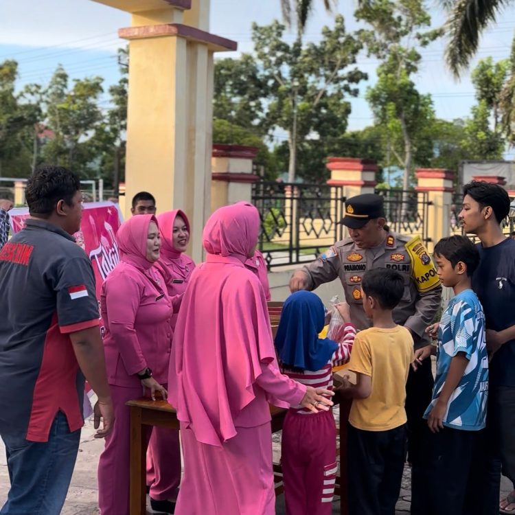 Polres Seruyan Personel Polsek Seruyan Hilir bersama Bhayangkari melaksanakan kegiatan pembagian takjil kepada masyarakat di wilayah Kecamatan Seruyan Hilir, Kabupaten Seruyan, Sabtu (14/3/2026) sore. Kegiatan yang berlangsung mulai pukul 16.30 WIB ini dipimpin langsung oleh Kapolsek Seruyan Hilir, IPTU Pramono.