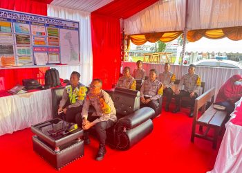 Personel Polres Seruyan mengikuti kegiatan Video Conference (Vicon) Zoom Meeting Monitoring dan Penekanan Operasi Ketupat Telabang 2026 yang dilaksanakan di Pos Terpadu Ops Ketupat Telabang Polres Seruyan, Sabtu (14/3/2026) sore.
