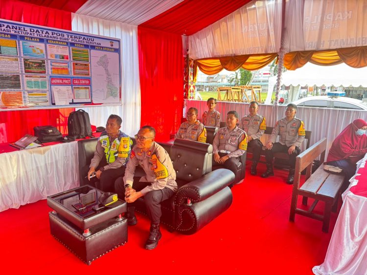 Personel Polres Seruyan mengikuti kegiatan Video Conference (Vicon) Zoom Meeting Monitoring dan Penekanan Operasi Ketupat Telabang 2026 yang dilaksanakan di Pos Terpadu Ops Ketupat Telabang Polres Seruyan, Sabtu (14/3/2026) sore.
