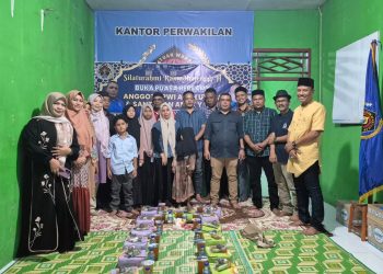 Persatuan Wartawan Indonesia (PWI) dan Ikatan Keluarga Wartawan Indonesia (IKWI) Aceh Utara menggelar kegiatan buka puasa bersama sekaligus menyantuni anak yatim. Kegiatan tersebut berlangsung di sekretariat PWI Aceh Utara di Gampong Langa, Kecamatan Syamtalira Bayu, Aceh Utara, Sabtu (14/3/2026).