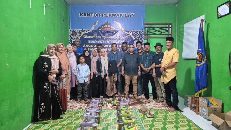 Persatuan Wartawan Indonesia (PWI) dan Ikatan Keluarga Wartawan Indonesia (IKWI) Aceh Utara menggelar kegiatan buka puasa bersama sekaligus menyantuni anak yatim. Kegiatan tersebut berlangsung di sekretariat PWI Aceh Utara di Gampong Langa, Kecamatan Syamtalira Bayu, Aceh Utara, Sabtu (14/3/2026).