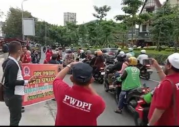 Dewan Pimpinan Cabang Persatuan Wartawan Duta Pena Indonesia (PWDPI) Kota Semarang menggelar kegiatan bakti sosial berupa pembagian takjil kepada masyarakat serta dilanjutkan dengan acara buka puasa bersama di Cowek Ireng Semarang, Sabtu (14/3/2026).