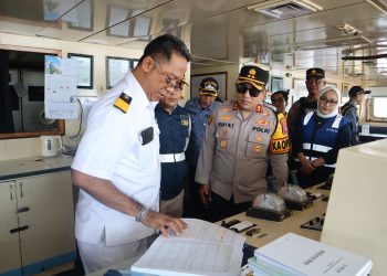 Polres Kotawaringin Timur melaksanakan pengecekan jumlah penumpang Kapal Km Leuser yang akan berangkat dari Pelabuhan PT Pelindo III Sampit dengan tujuan Pelabuhan Tanjung Mas Semarang Sesuai dengan kapasitas kapal, dan 2 kapal lainya di Minggu siang (15/03/26)