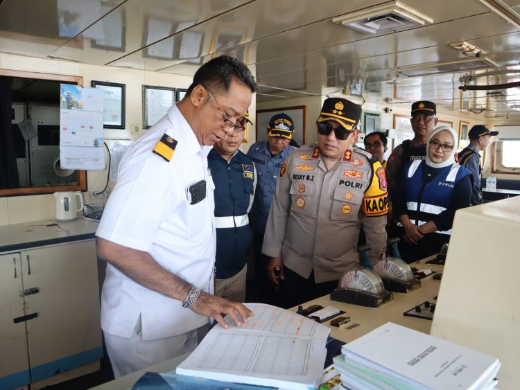 Polres Kotawaringin Timur melaksanakan pengecekan jumlah penumpang Kapal Km Leuser yang akan berangkat dari Pelabuhan PT Pelindo III Sampit dengan tujuan Pelabuhan Tanjung Mas Semarang Sesuai dengan kapasitas kapal, dan 2 kapal lainya di Minggu siang (15/03/26)
