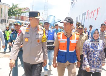 Kapolda Kalteng yang didampingi Gubernur H. Agustiar Sabran, berkesempatan meninjau Pos Pengamanan Idul Fitri yang berada di Pelabuhan Panglima Utar Kumai, Kec. Kumai, Kab. Kobar, Prov. Kalteng.