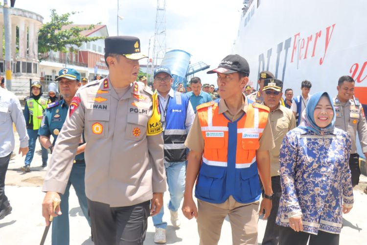 Kapolda Kalteng yang didampingi Gubernur H. Agustiar Sabran, berkesempatan meninjau Pos Pengamanan Idul Fitri yang berada di Pelabuhan Panglima Utar Kumai, Kec. Kumai, Kab. Kobar, Prov. Kalteng.