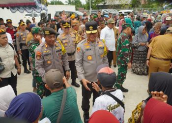Gubernur Kalimantan Tengah H. AGUSTIAR SABRAN, S.IKom bersama Kapolda Kalteng IRJEN POL IWAN KURNIAWAN, S.I.K., M.Si dan Pangdam XXII/TB MAYJEND TNI ZAINUL ARIFIN, S.A.P., M.Sc menyalurkan ribuan paket bantuan sosial kepada masyarakat Kecamatan Hanau, Kabupaten Seruyan, Senin (16/3) di Stadion Hanau.